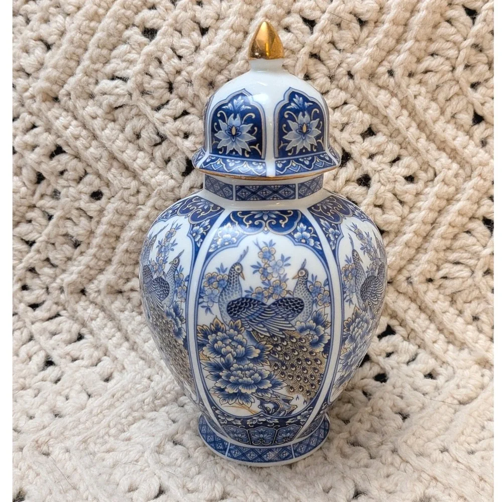 Blue and White Porcelain Decorative Ginger Jar with Gold Accent